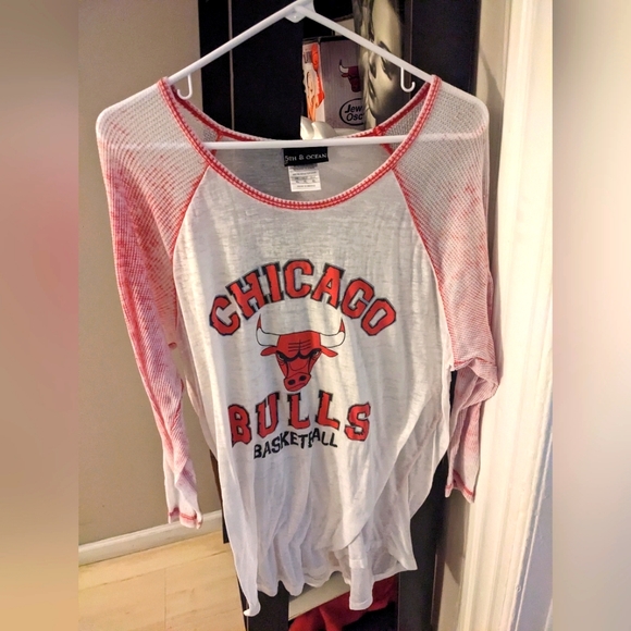 5th & Ocean Tops - Chicago Bulls Long Sleeve Shirt (XL)